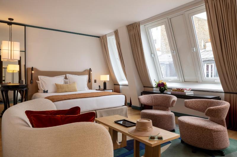 Suite with Free Bottle of Champagne and Spa & Fitness Access image 1