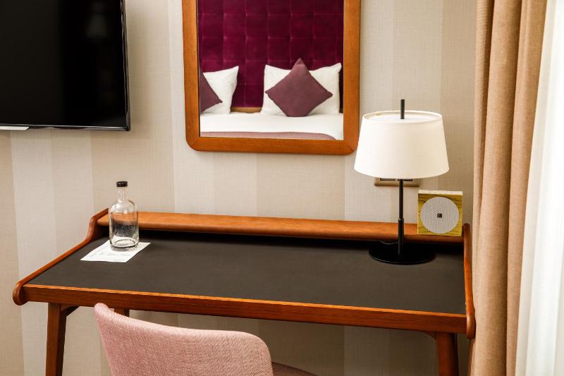 Superior Queen or Twin Room with Convertible Sofa image 4