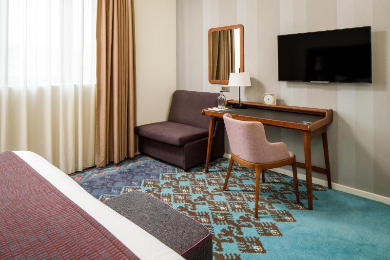 Superior Queen or Twin Room with Convertible Sofa image 2