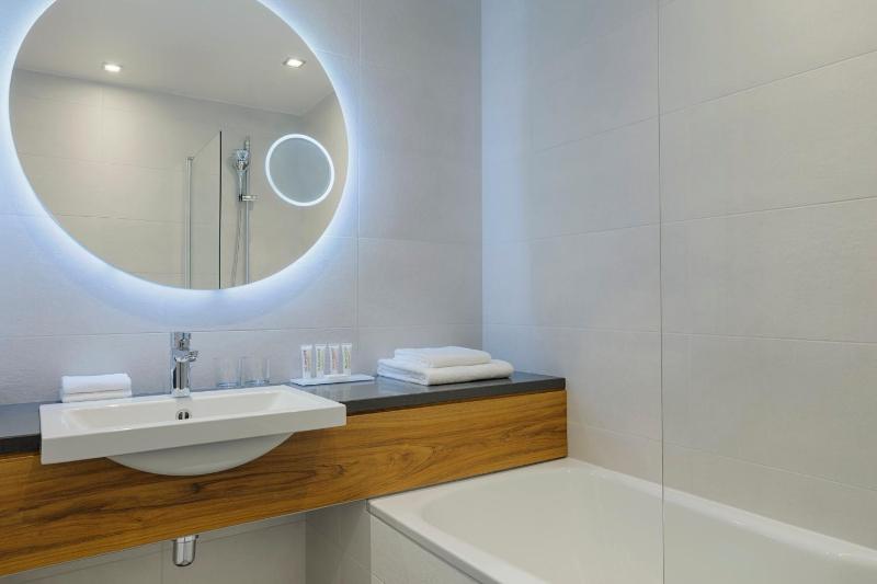 Urban Single Room with City View image 1