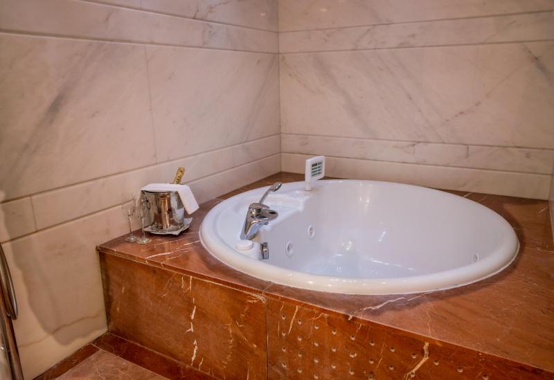 King Suite with Whirlpool image 4