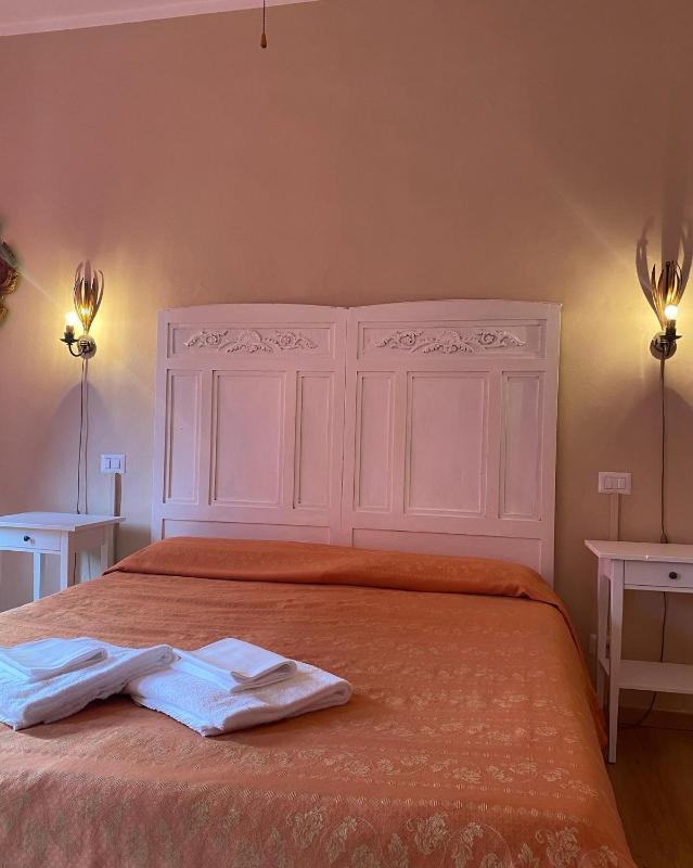 Double Room image 4