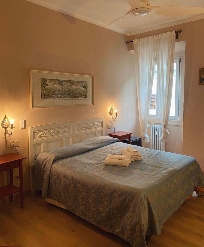 Double Room with Shared Bathroom image 1