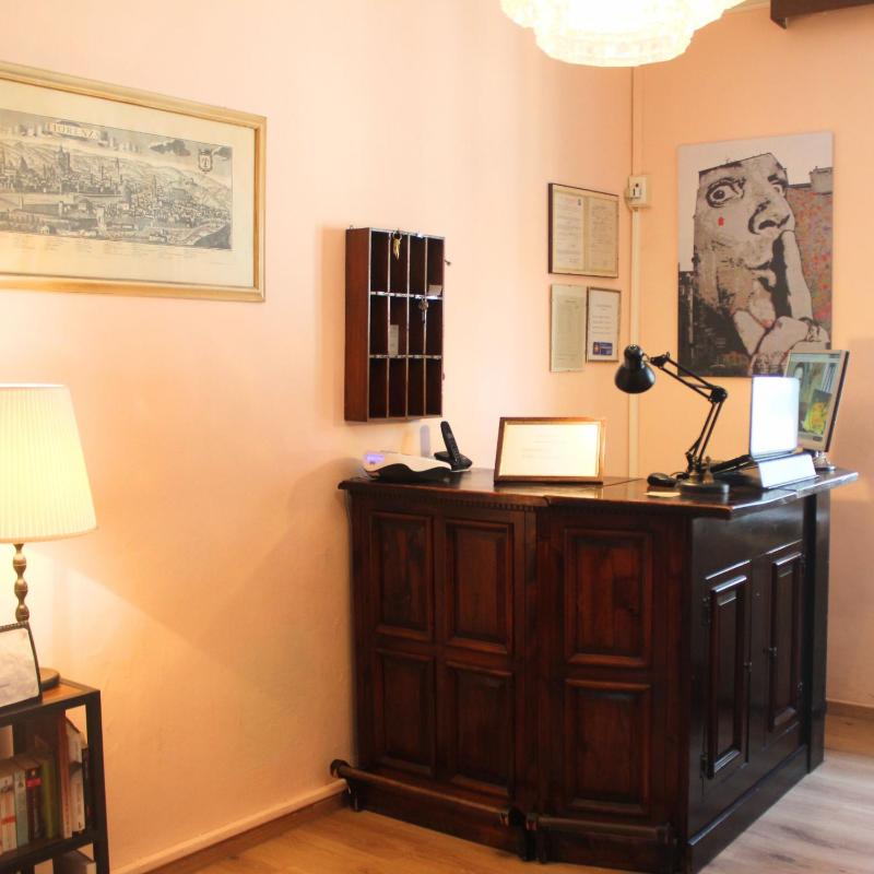 Single Room with Shared Bathroom image 1