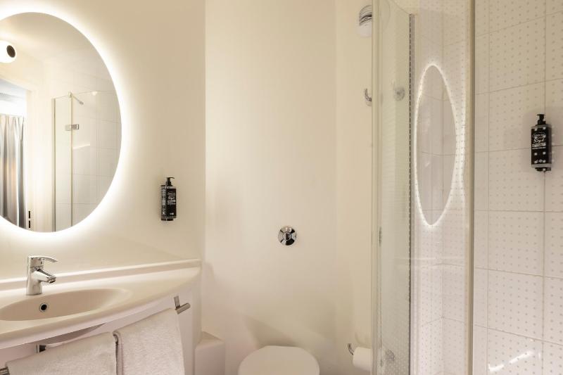 Standard Twin Room image 4