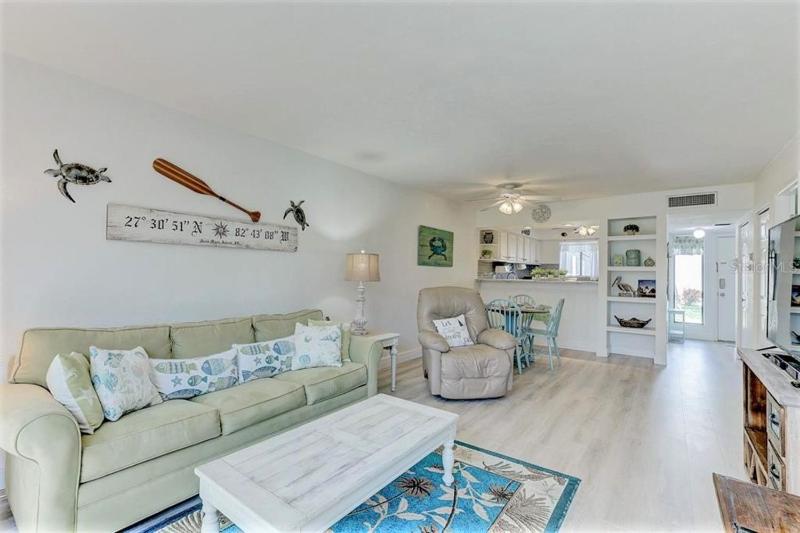 Resort Style Condo by the Beach with Heated Pool at Runaway Bay - image 40