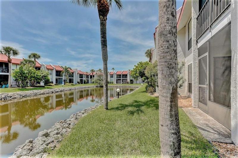 Resort Style Condo by the Beach with Heated Pool at Runaway Bay - image 26