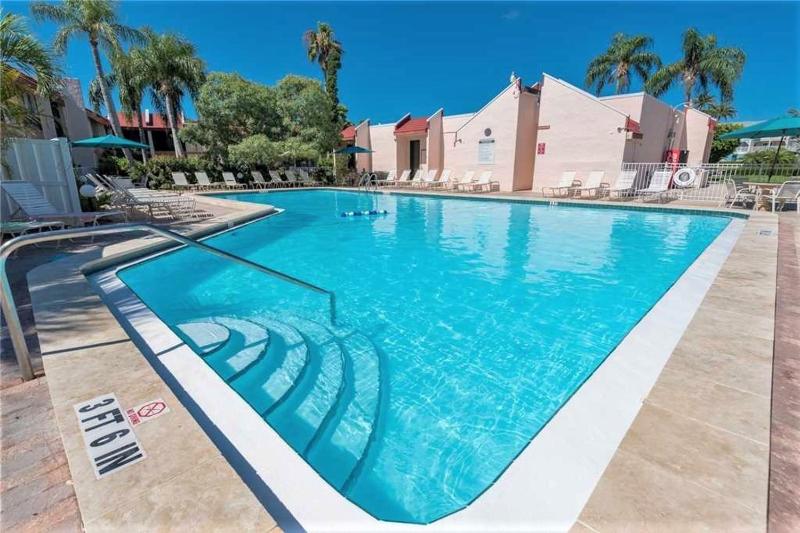 Resort Style Condo by the Beach with Heated Pool at Runaway Bay - image 30