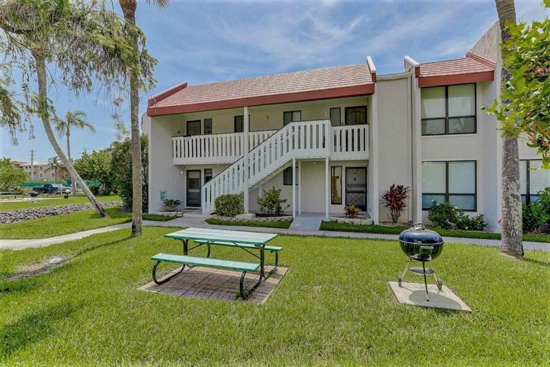 Resort Style Condo by the Beach with Heated Pool at Runaway Bay - image 2