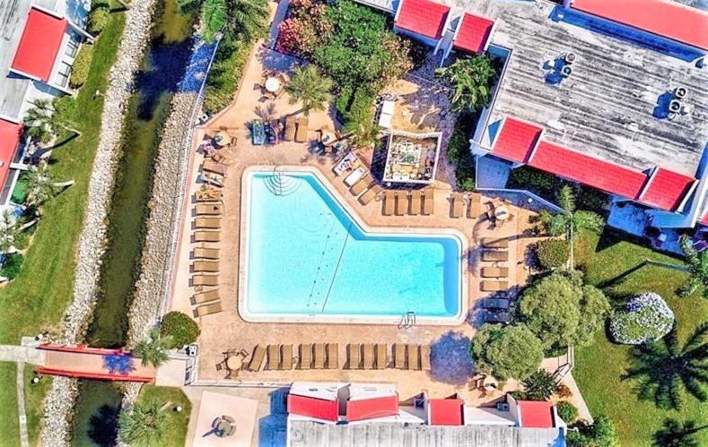 Resort Style Condo by the Beach with Heated Pool at Runaway Bay - image 37