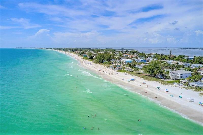 Resort Style Condo by the Beach with Heated Pool at Runaway Bay - image 20