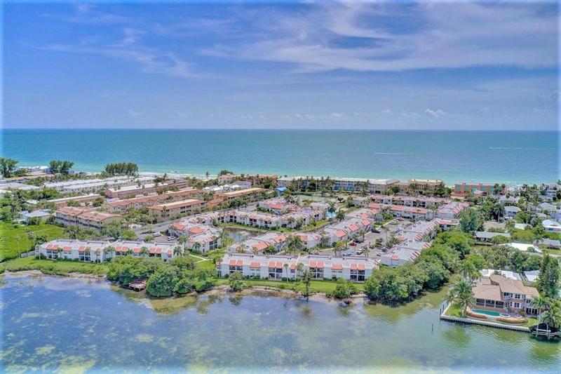 Resort Style Condo by the Beach with Heated Pool at Runaway Bay - image 25