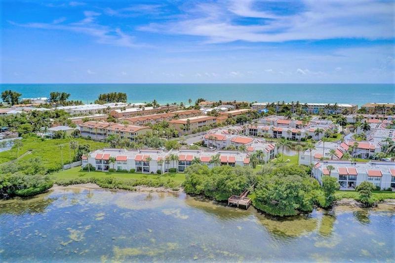 Resort Style Condo by the Beach with Heated Pool at Runaway Bay - image 47