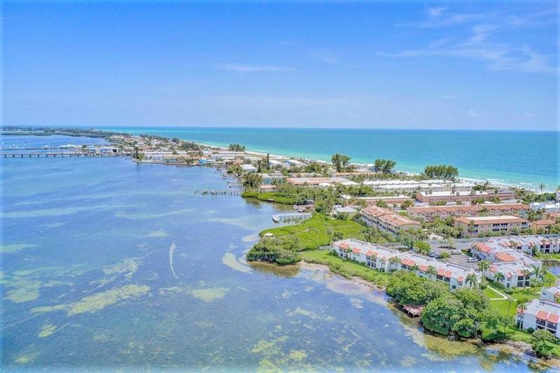 Resort Style Condo by the Beach with Heated Pool at Runaway Bay - image 21