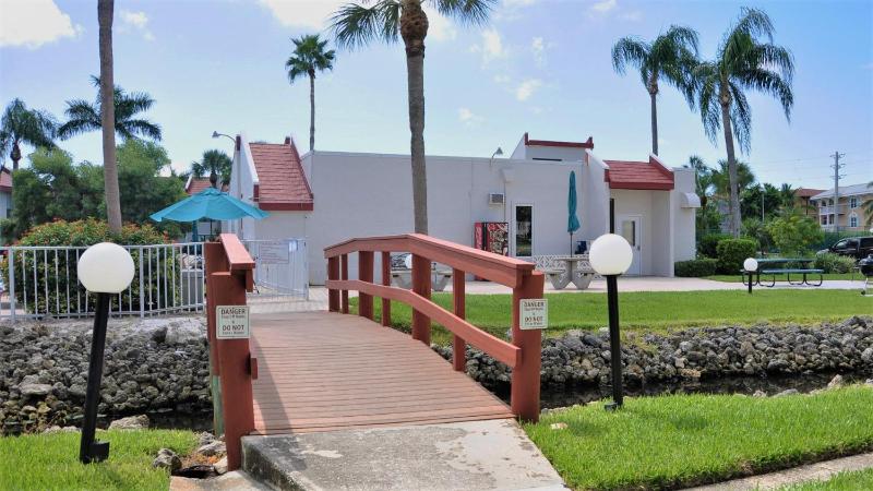 Resort Style Condo by the Beach with Heated Pool at Runaway Bay - image 19