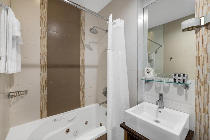One-Bedroom King Deluxe Suite, Non-Smoking image 3