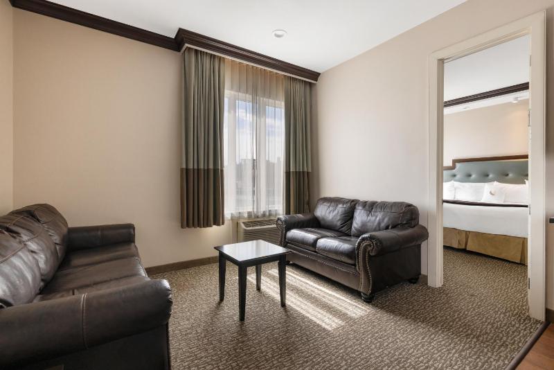 One-Bedroom King Deluxe Suite, Non-Smoking image 4