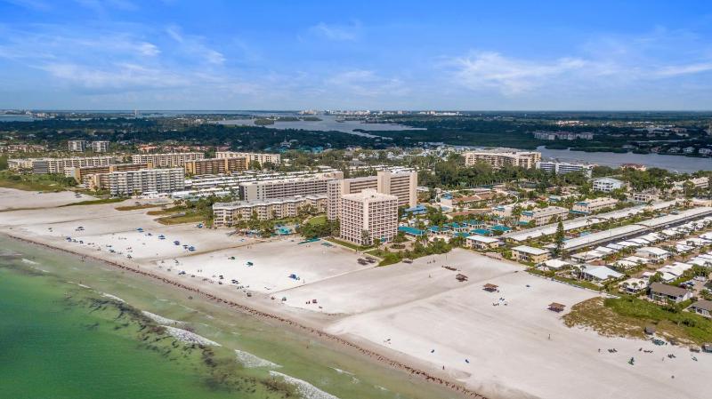 Beachside Vacation Rental Condo on Siesta Key with Pool Access - image 12