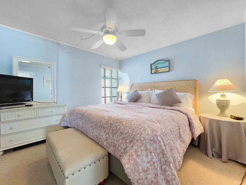 Siesta Beach Condo Rental with direct beach and pool access - image 11
