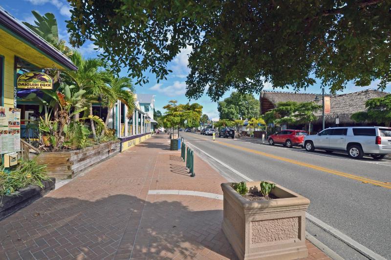 Siesta Beach Condo Rental with direct beach and pool access - image 18