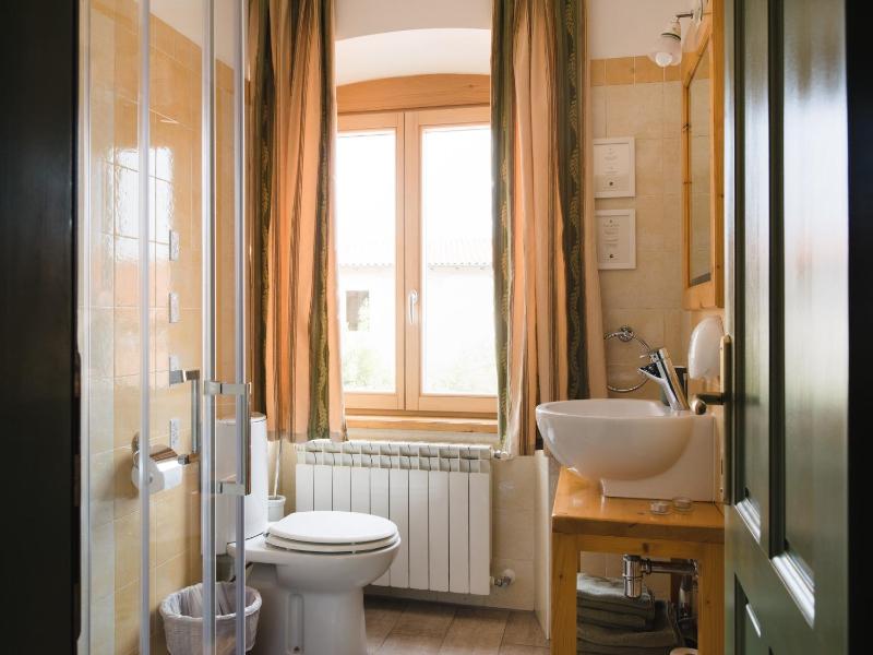 Twin Room image 3