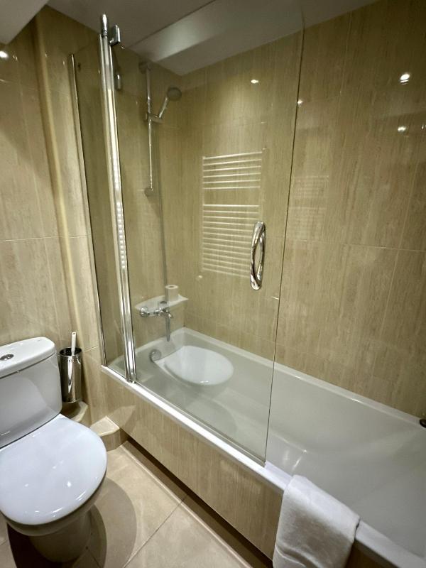Double Room with Balcony image 3