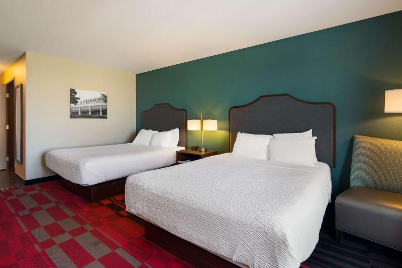 Queen Room with Two Queen Beds and Bath Tub - Mobility Accessible image 4