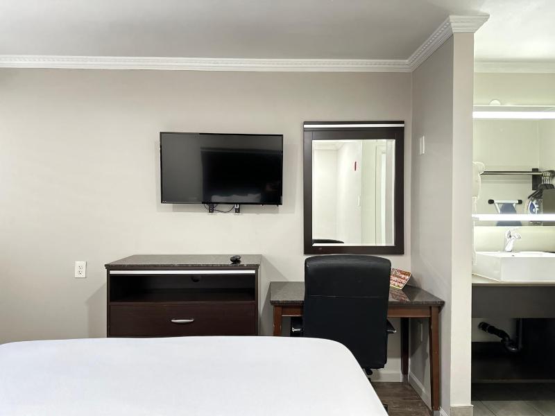 Standard Room, 1 Queen Bed, Accessible Roll-In Shower, Non Smoking image 4
