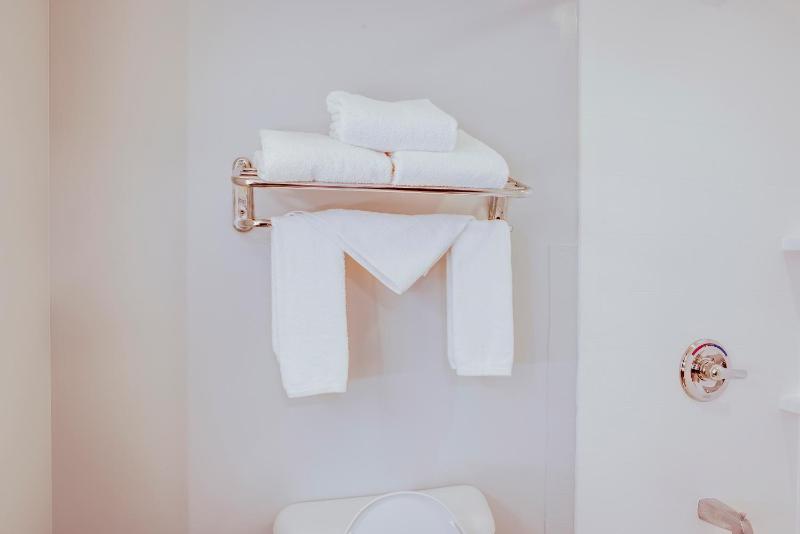 Queen Room with Two Queen Beds- Hearing Accessible Roll in Shower/Non-Smoking image 4