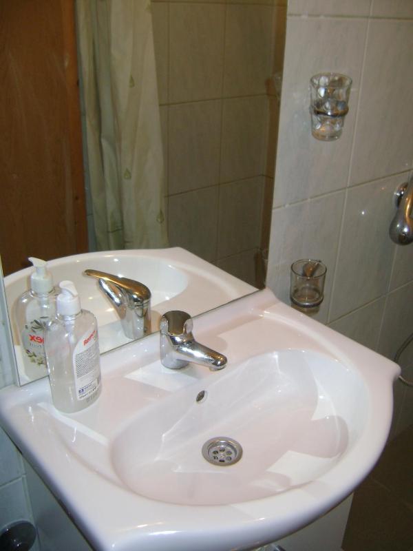 Twin Room with Garden View image 4