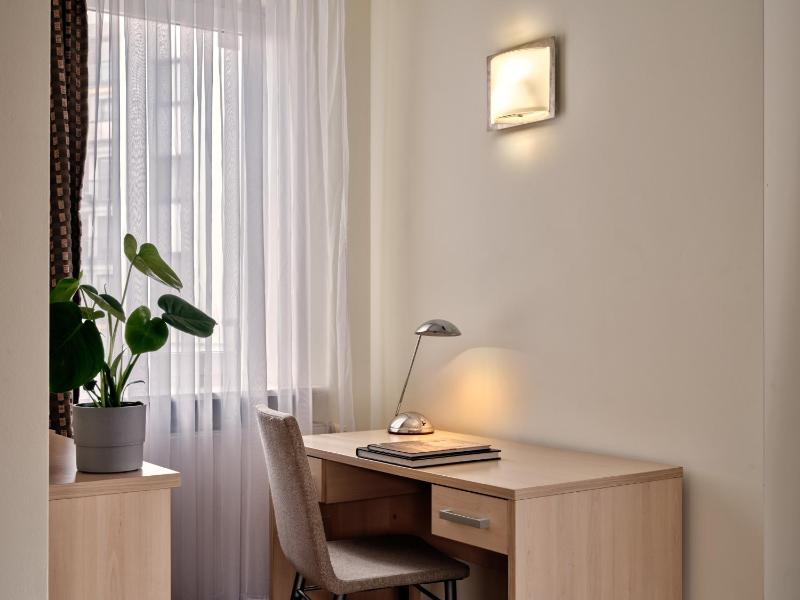 Deluxe One-Bedroom Apartment image 2