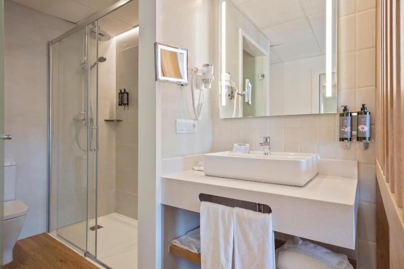 Standard Double Room (2 Adults) image 4