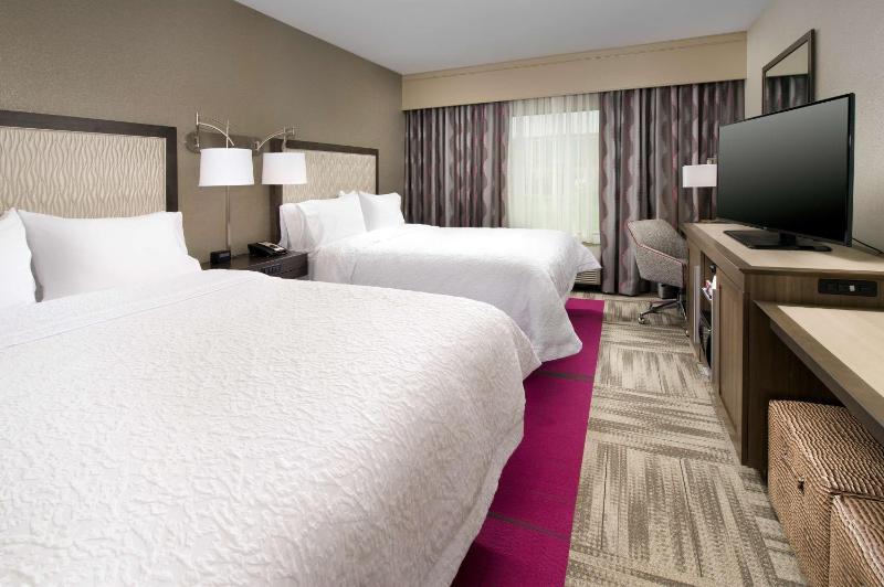 Queen Room with Two Queen Beds (4 Adults) image 3