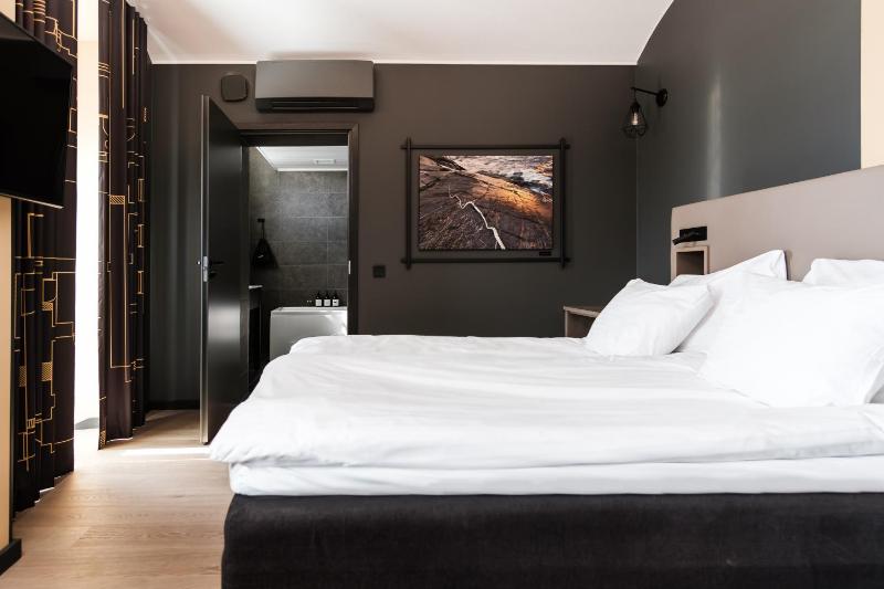 Standard Twin Room image 1