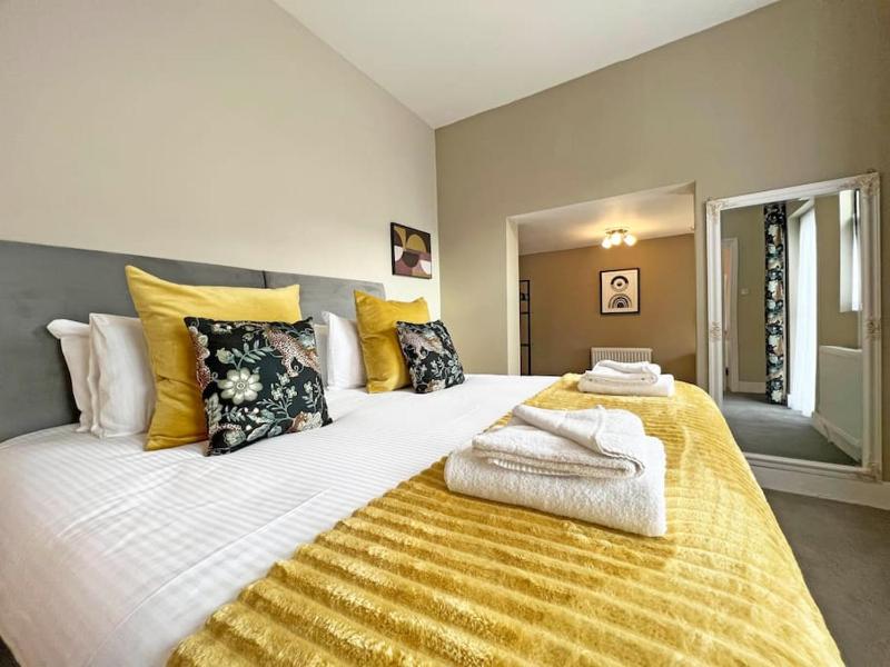 2-Bed Victorian Elegance - image 1