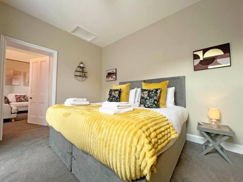 2-Bed Victorian Elegance - image 12