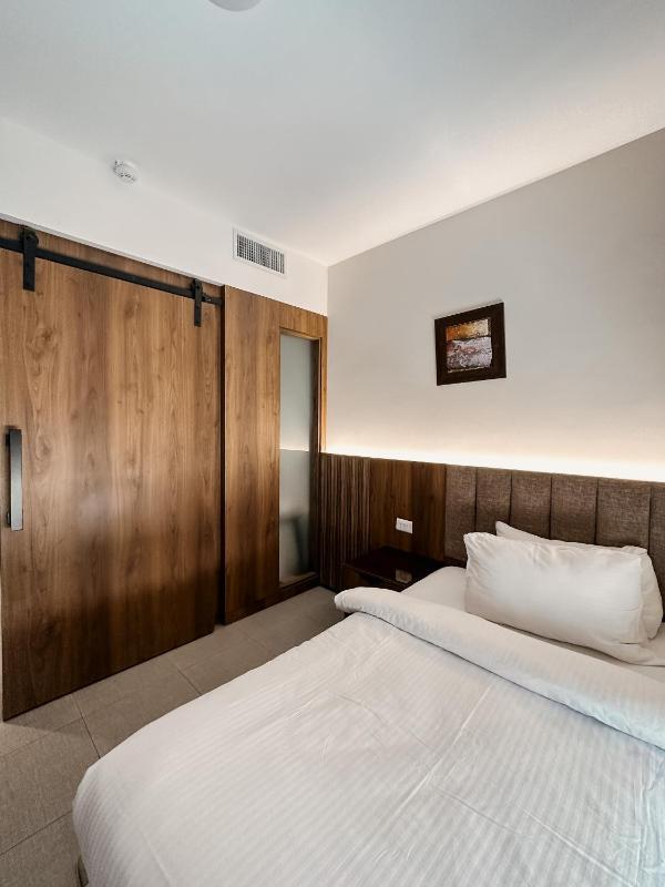 Executive Suite image 3