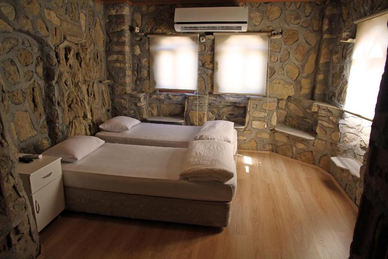 Family Room (6 Adults) image 4