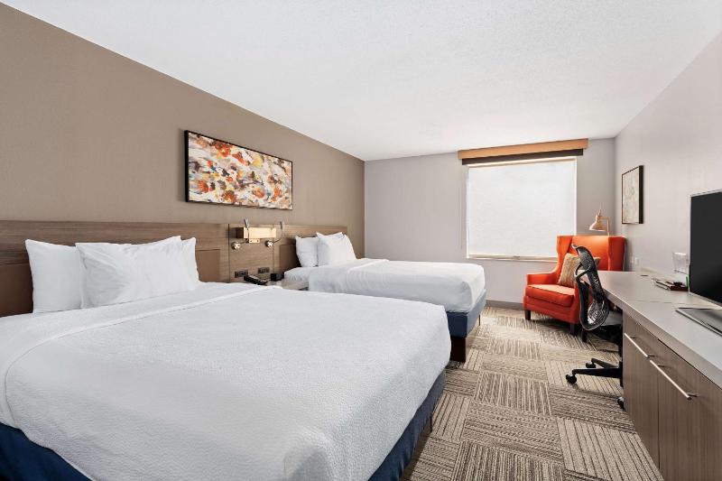 Queen Room with Two Queen Beds image 2