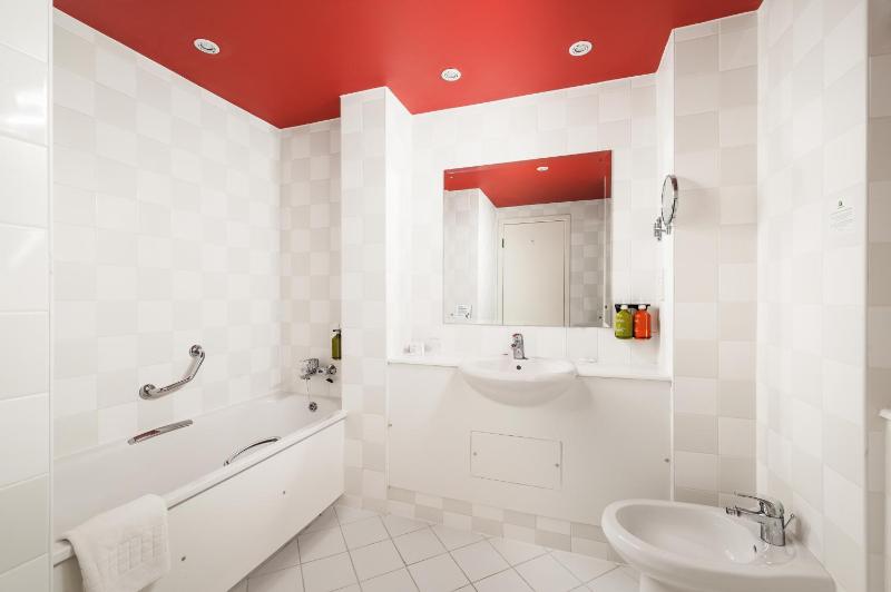 One-Bedroom Queen Suite image 4