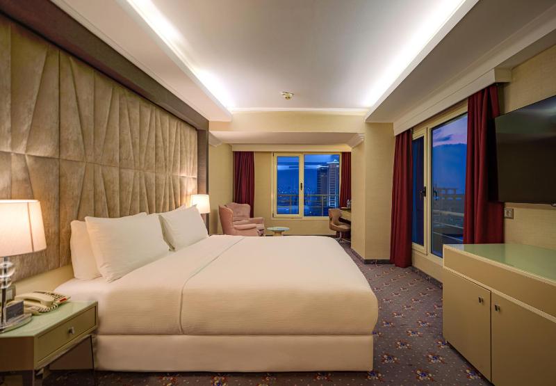 Deluxe King Room image 3