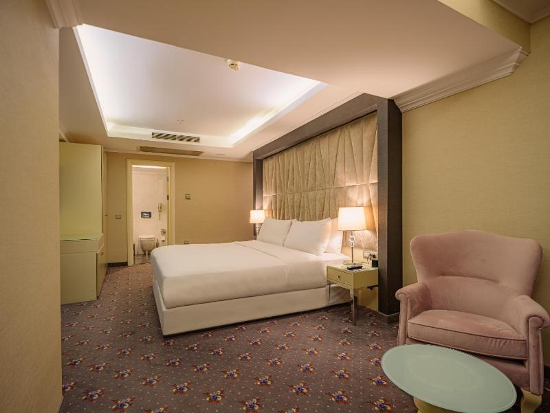 Deluxe King Room image 1