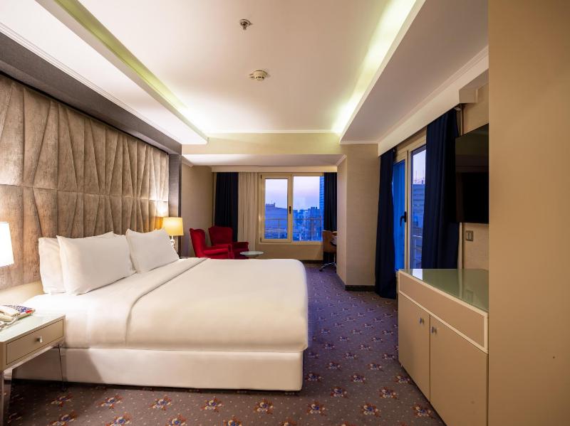 Deluxe King Room image 4