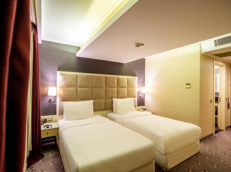Twin Room image 3