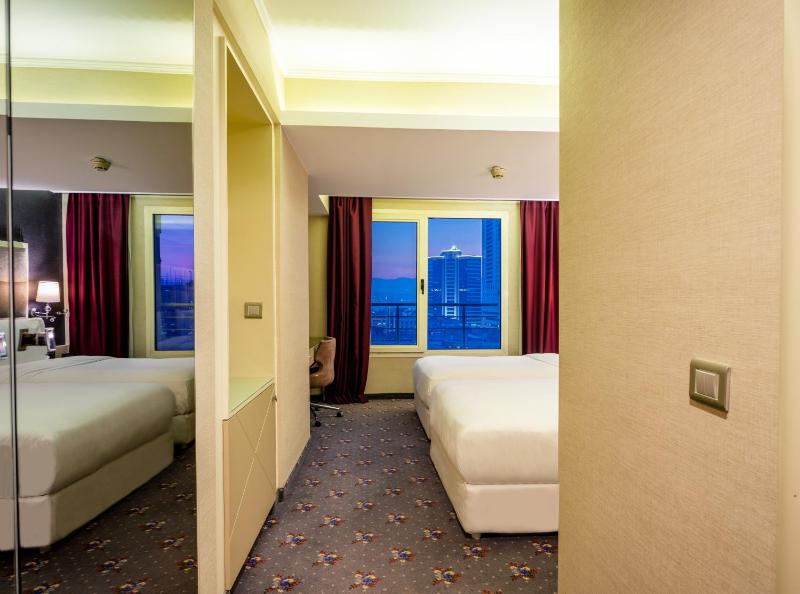 Twin Room image 4