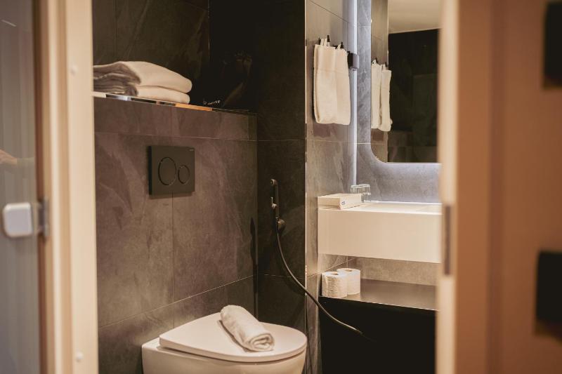 Standard Twin Room image 1