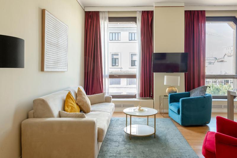 Two-Bedroom Apartment - Piazza Santo Stefano 5 image 2