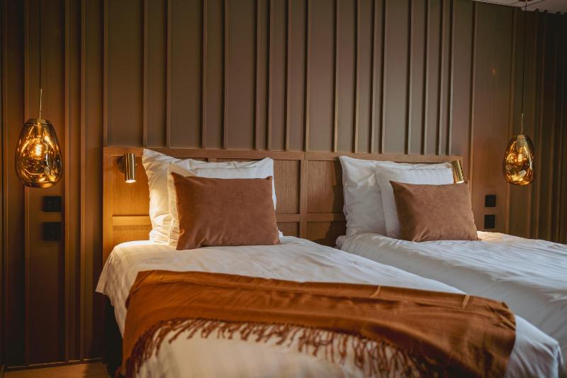 Standard Twin Room image 3