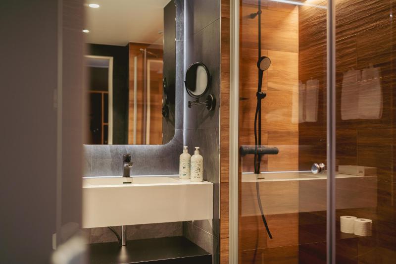 Standard Twin Room image 4
