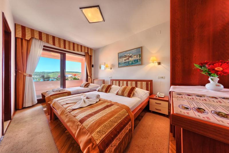 Triple Room with Balcony image 1